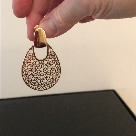 GOLDTONE MODERN DESIGN DANGLING EARRINGS - Picture 11 of 11